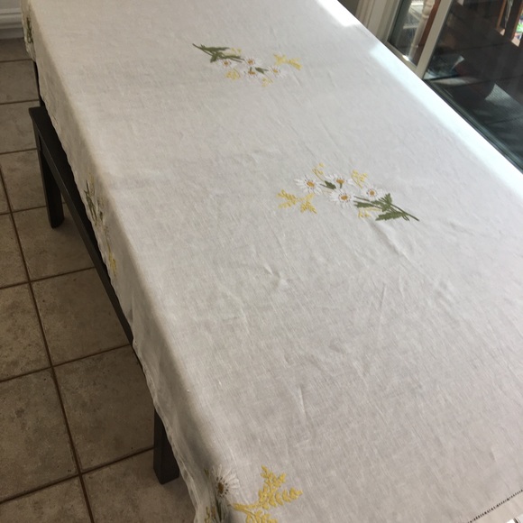 Tablecloth Plus a table topper - Picture 3 of 6